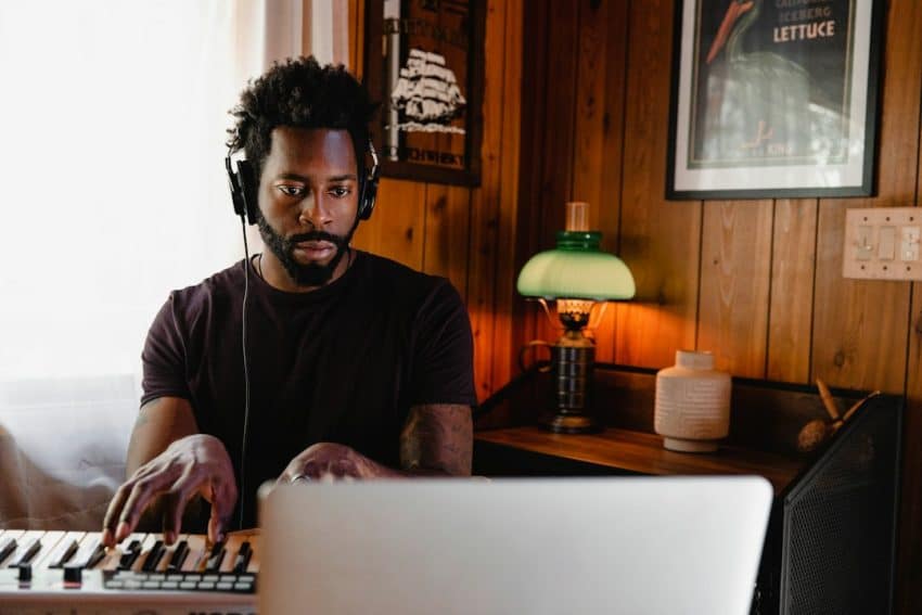 Producteur de musique travaillant sur une mélodie dans un petit home studio