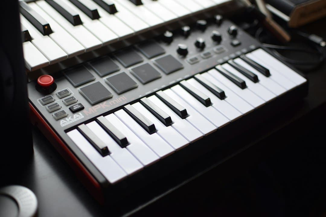 Espace de création musicale sur un bureau, illustrant le choix des instruments dans un home studio